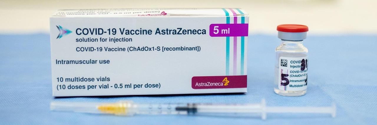 Anfang März meldeten mehrere europäische Länder, dass sie die Corona-Impfung mit AstraZeneca ausgesetzt haben. Bei mehreren Menschen gab es Fälle von Blutgerinnsel und niedrigen Thrombozytenwerten. Die European Medicines Agency (EMA) bestätigte hingegen die Sicherheit der Impfung. Anfang März meldeten mehrere europäische Länder, dass sie die Corona-Impfung mit AstraZeneca ausgesetzt haben. Bei mehreren Menschen gab es Fälle von Blutgerinnsel und niedrigen Thrombozytenwerten. Die European Medicines Agency (EMA) bestätigte hingegen die Sicherheit der Impfung.