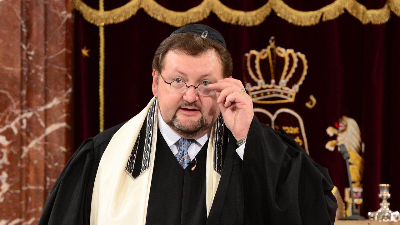 Bei einer Rabbinerordinationsfeier in der Neuen Synagoge in Erfurt spricht Rabbiner Walter Homolka. Bei einer Rabbinerordinationsfeier in der Neuen Synagoge in Erfurt spricht Rabbiner Walter Homolka.