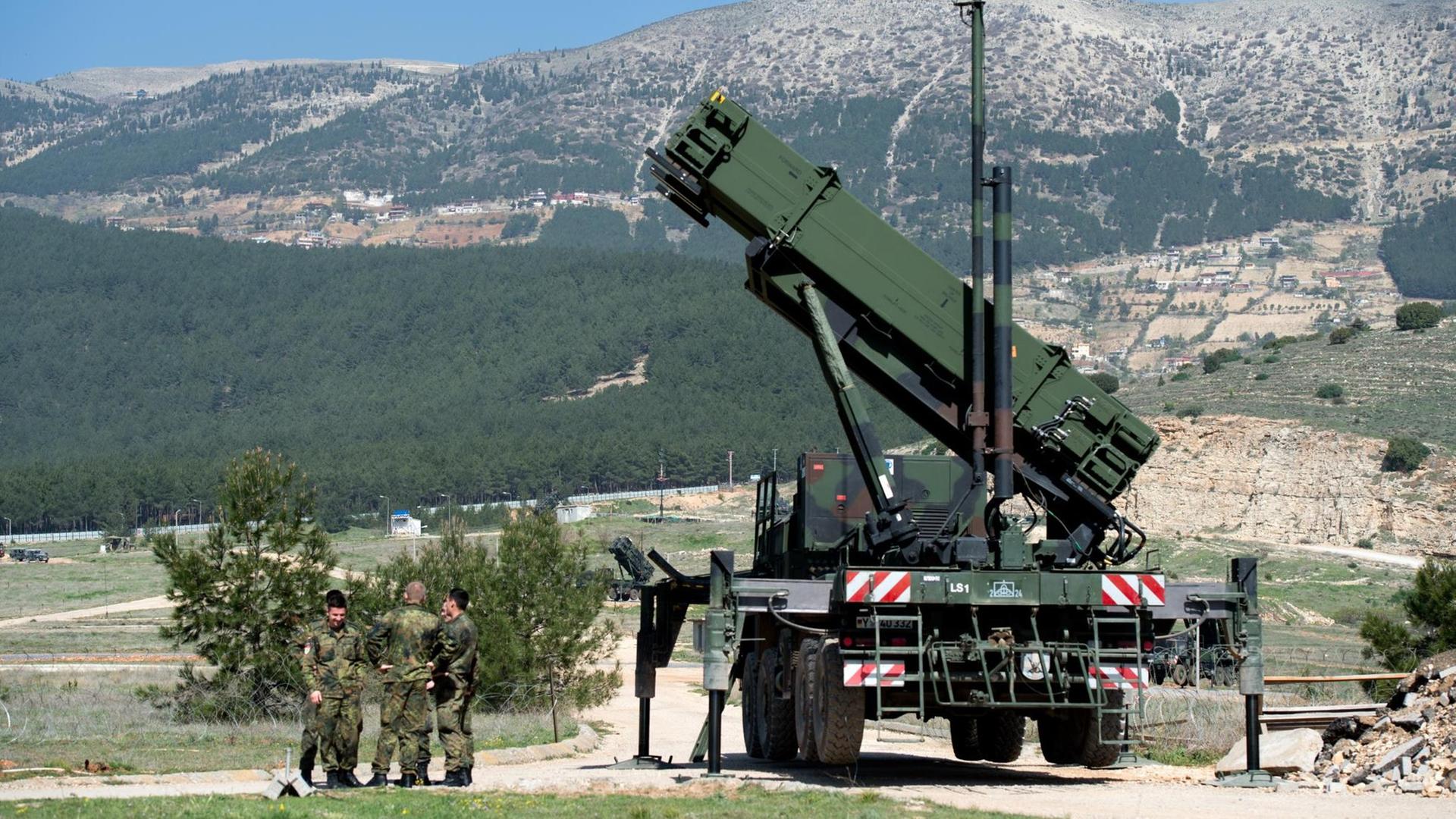 Deutsche Soldaten stehen im Jahr 2014 in der Türkei neben einem "Patriot" Raketenabwehrsystem. Deutsche Soldaten stehen im Jahr 2014 in der Türkei neben einem "Patriot" Raketenabwehrsystem.