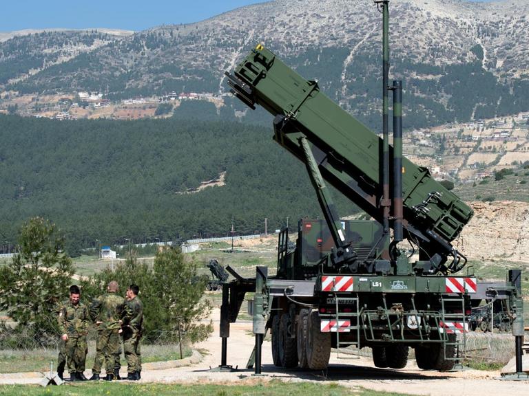 Deutsche Soldaten stehen im Jahr 2014 in der Türkei neben einem  "Patriot" Raketenabwehrsystem.