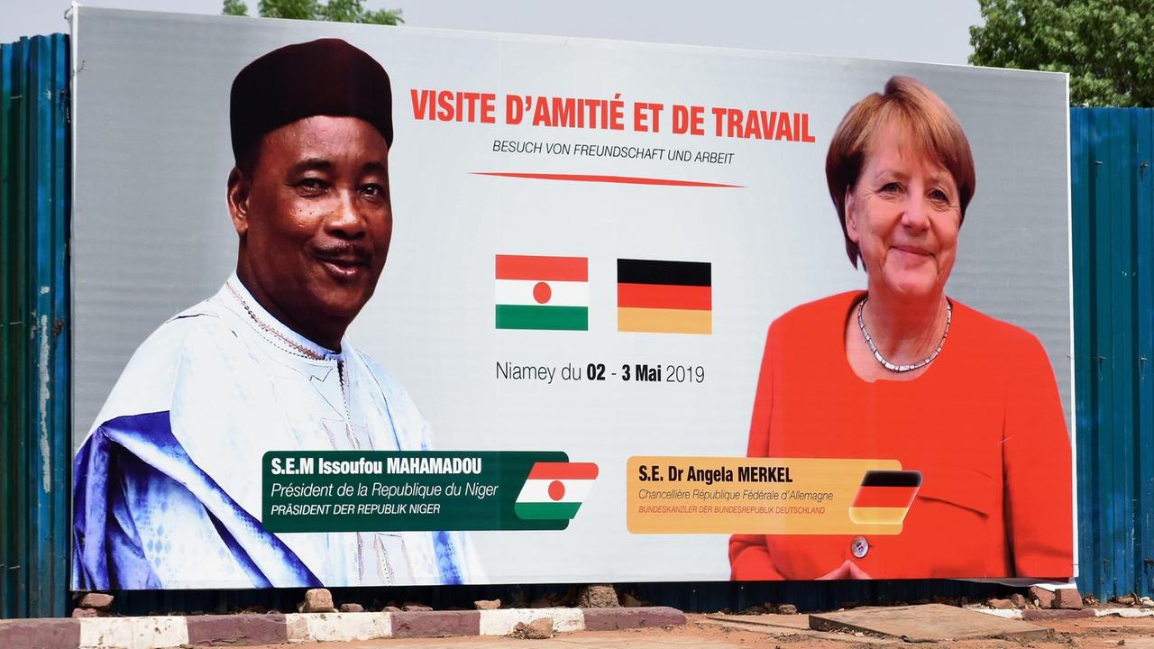 Eine Plakatwand in der Nähe es Präsidentenpalastes zeigt Porträts von Issoufou Mahamadou, Präsident von Niger, und Angela Merkel, Bundeskanzlerin. Eine Plakatwand in der Nähe es Präsidentenpalastes zeigt Porträts von Issoufou Mahamadou, Präsident von Niger, und Angela Merkel, Bundeskanzlerin.