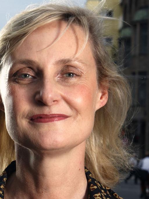 Die Verlegerin und Literaturagentin Elisabeth Ruge, im Hintergrund ist eine Straßenkulisse zu sehen
