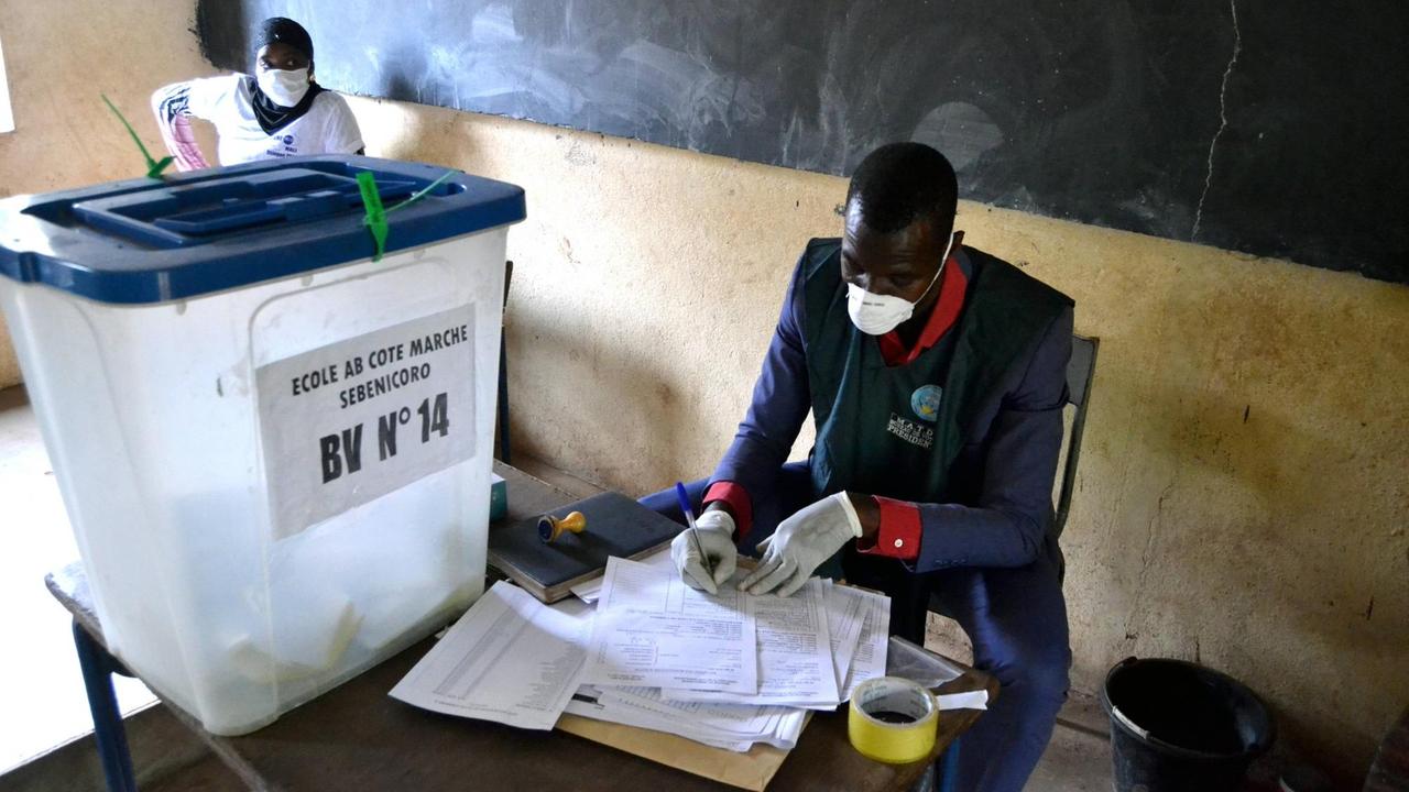 Wahlbeobachter und Wähler am 29. März in Bamako, Mali, inmitten der weltweiten Covid-19-Pandemie Wahlbeobachter und Wähler am 29. März in Bamako, Mali, inmitten der weltweiten Covid-19-Pandemie