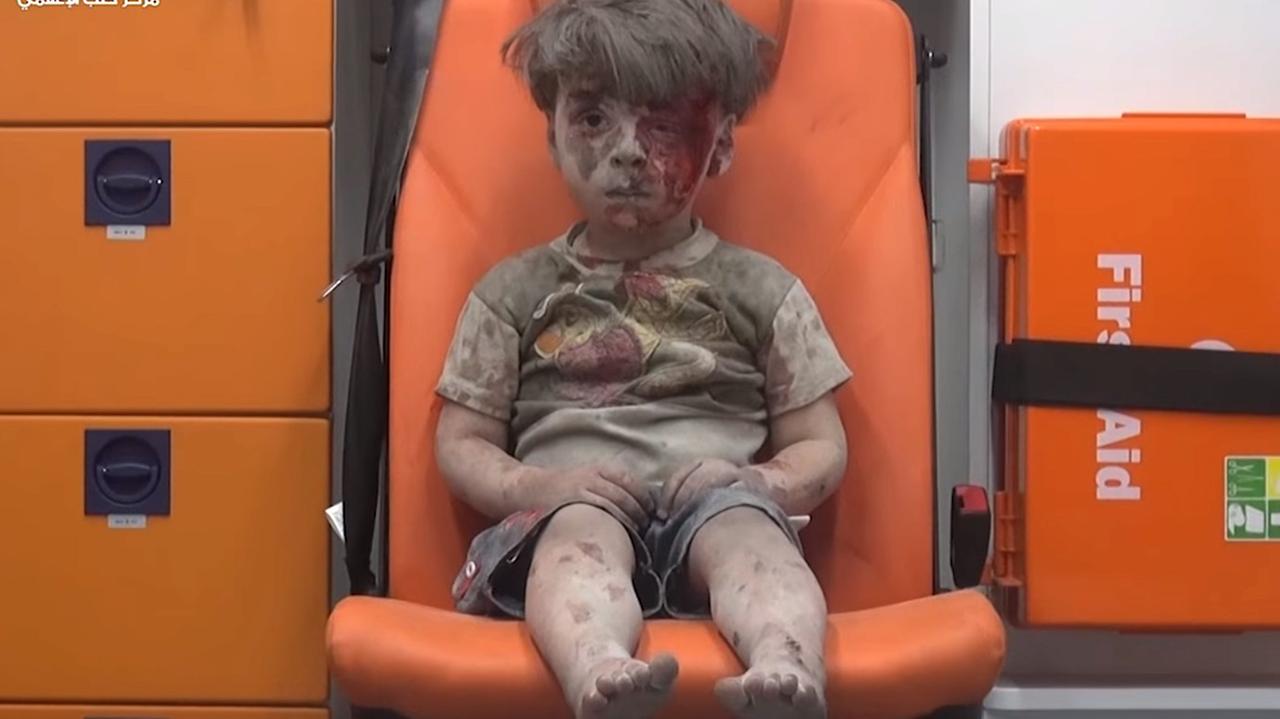 Ein Bild, das zur Zeit um die Welt geht: ein verwundeter Junge, der aus einem zerstörten Gebäude in Aleppo gerettet wurde, sitzt in einem Krankenwagen. Das Bild wurde von der Aktivistengruppe Aleppo Media Center zur Verfügung gestellt. Ein Bild, das zur Zeit um die Welt geht: ein verwundeter Junge, der aus einem zerstörten Gebäude in Aleppo gerettet wurde, sitzt in einem Krankenwagen. Das Bild wurde von der Aktivistengruppe Aleppo Media Center zur Verfügung gestellt.