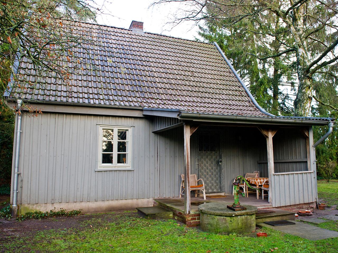 Das ehemalige Haus des Schriftstellers Arno Schmidt steht am 08.01.2014 in Bargfeld (Niedersachsen). Das ehemalige Haus des Schriftstellers Arno Schmidt steht am 08.01.2014 in Bargfeld (Niedersachsen).