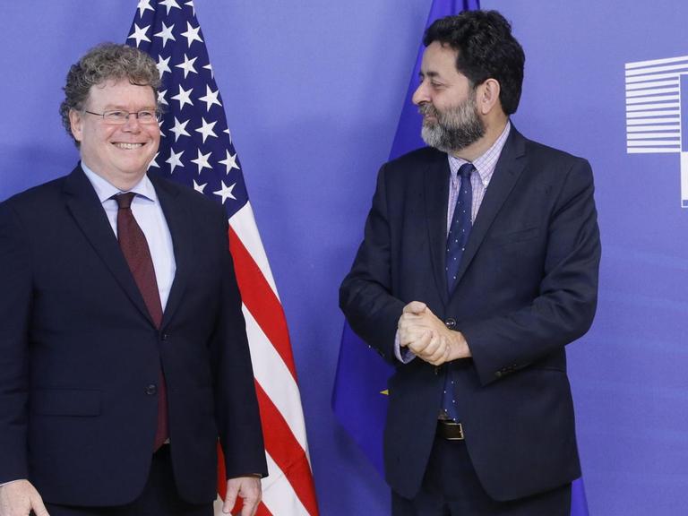 Die Hauptverhandlungsführer des TTIP, Dan Mullaney aus den USA und Ignacio Garcia Bercero für die EU-Kommission, beim Start der zehnten Runde der Verhandlungen