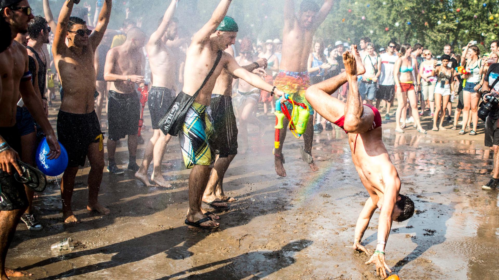 Besucher des Budapester Szigetfestival haben sichtlich Spaß. Besucher des Budapester Szigetfestival haben sichtlich Spaß.