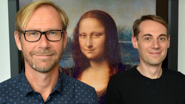 Prof. Dr. Gernot Horstmann (l.) und Dr. Sebastian Loth vom Exzellenzcluster CITEC stehen neben dem Gemälde "Mona Lisa"