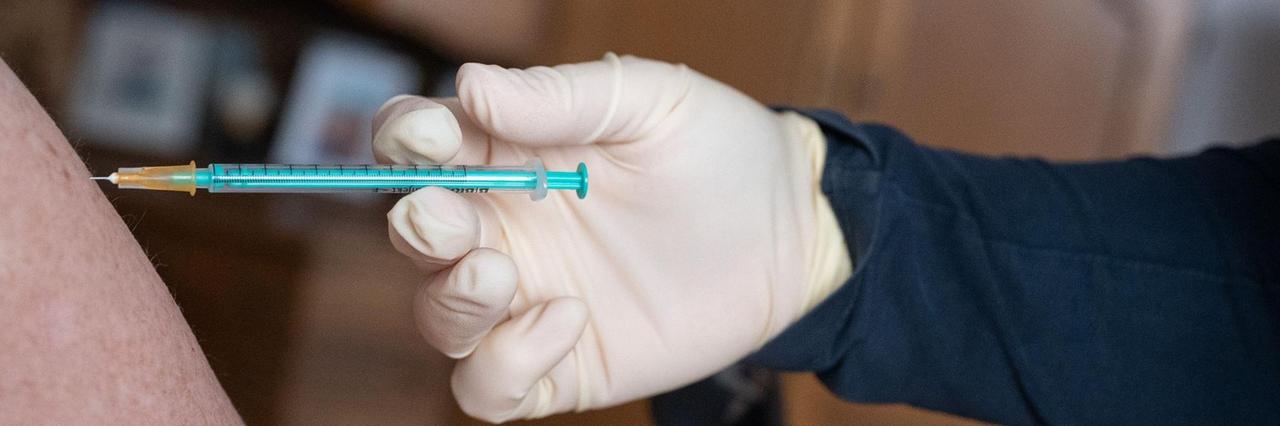 Eine Ärztin zieht während eines Hausbesuchs im Rahmen des Pilotprojektes "Impfen in Praxen" nach einer Corona-Impfung mit dem Impfstoff von Biontech/Pfizer die Spritze aus dem Oberarm einer Frau. Eine Ärztin zieht während eines Hausbesuchs im Rahmen des Pilotprojektes "Impfen in Praxen" nach einer Corona-Impfung mit dem Impfstoff von Biontech/Pfizer die Spritze aus dem Oberarm einer Frau.