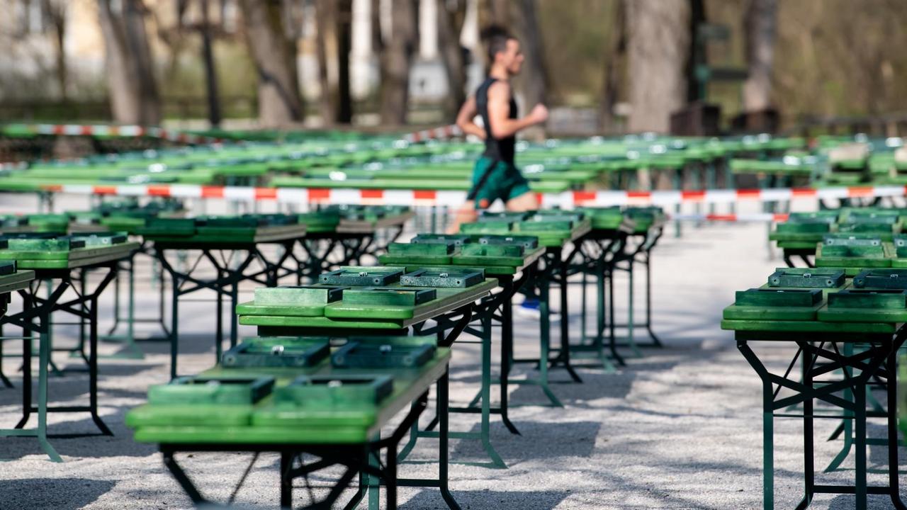 Wegen der Coronavirus-Epidemie sind Gaststätten bundesweit geschlossen - wie hier im Biergarten am chinesischen Turm im Englischen Garten. Wegen der Coronavirus-Epidemie sind Gaststätten bundesweit geschlossen - wie hier im Biergarten am chinesischen Turm im Englischen Garten.