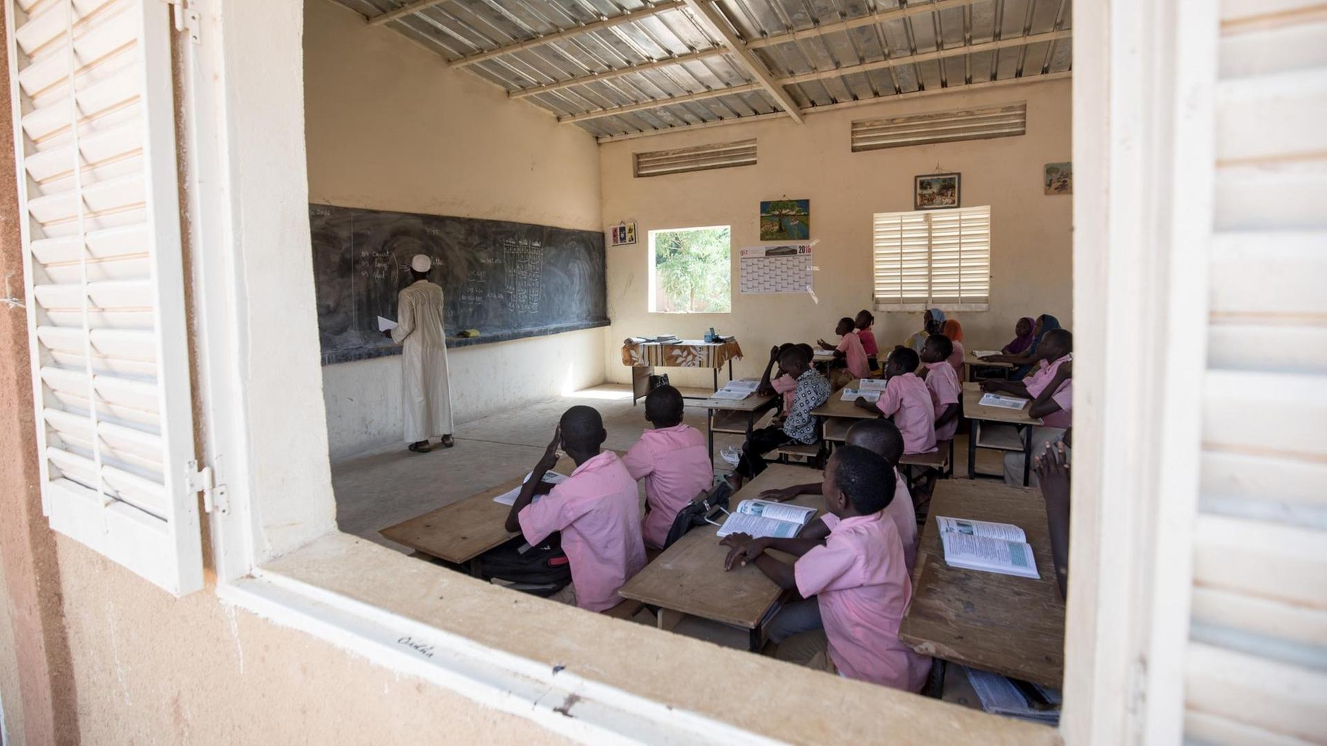 Schüler folgen in Niamey im Niger in der Grundschule Goudell II dem Unterricht.
