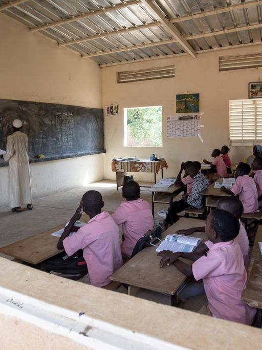 Schüler folgen in Niamey im Niger in der Grundschule Goudell II dem Unterricht.