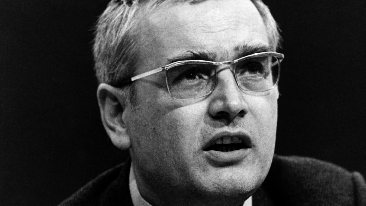 Der deutsche Schriftsteller Martin Walser hält bei einer Veranstaltung gegen die Notstandsgesetzgebung am 28.05.1968 im Großen Sendesaal des Hessischen Rundfunks in Frankfurt am Main eine Rede. Zahlreiche prominente Vertreter von Wissenschaft und Kunst, darunter Frankfurter Professoren und der Verleger Unseld riefen bei dem Treffen vor einem geladenen Publikum zum Widerstand gegen die Notstandsgesetze auf. Der deutsche Schriftsteller Martin Walser hält bei einer Veranstaltung gegen die Notstandsgesetzgebung am 28.05.1968 im Großen Sendesaal des Hessischen Rundfunks in Frankfurt am Main eine Rede. Zahlreiche prominente Vertreter von Wissenschaft und Kunst, darunter Frankfurter Professoren und der Verleger Unseld riefen bei dem Treffen vor einem geladenen Publikum zum Widerstand gegen die Notstandsgesetze auf.