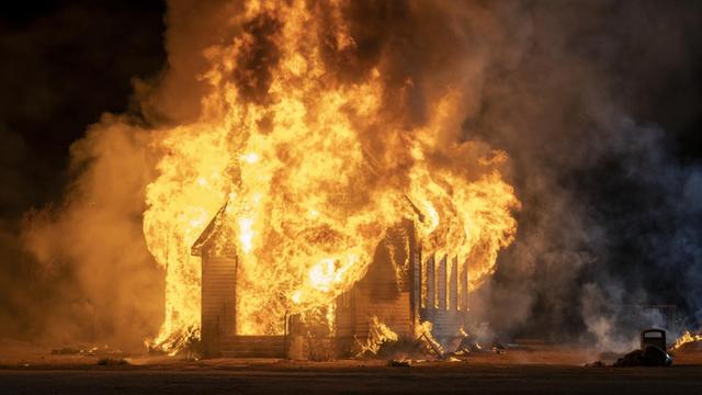 Eine Filmszene aus der Netflix Serie "Messiah" zeigt eine brennende Kirche.