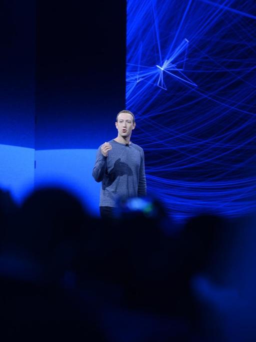 Facebook-Gründer Mark Zuckerberg vor Publikum auf einer Konferenz