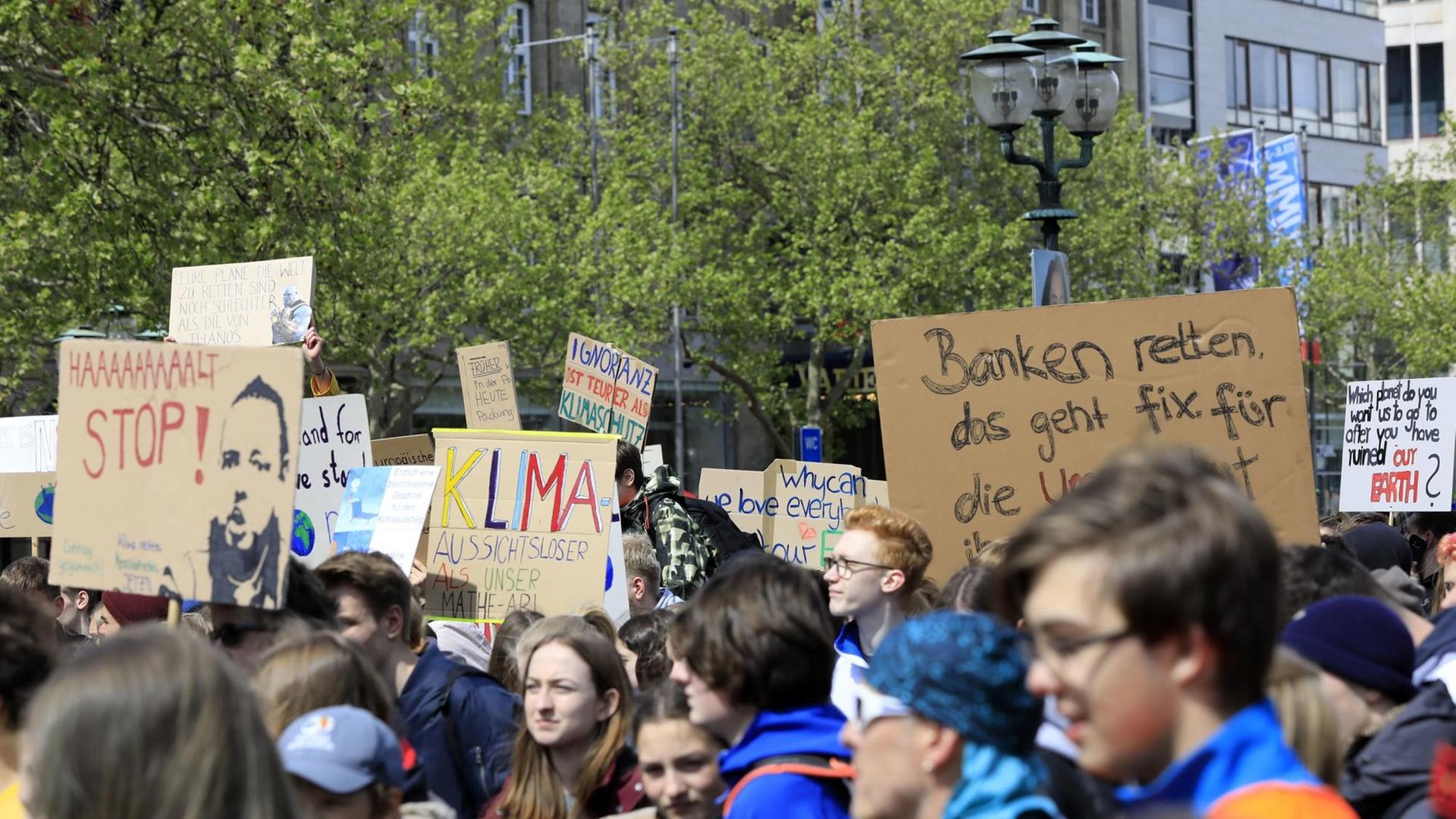 Zwei bis Dreihundert Schüler demonstrieren im Rahmen der "Friday for Future"-Bewegung auf dem Operplatz in Hannover.