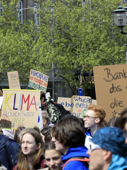 Zwei bis Dreihundert Schüler demonstrieren im Rahmen der "Friday for Future"-Bewegung auf dem Operplatz in Hannover.