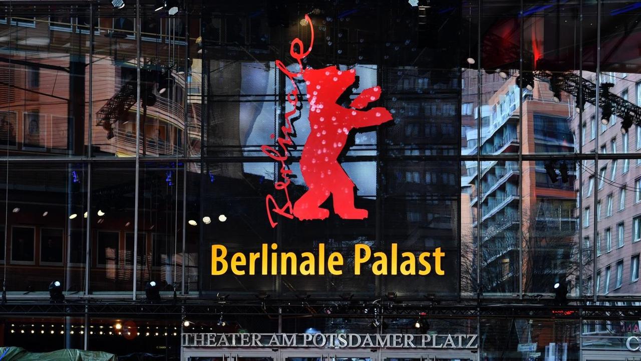Der Platz vor dem Berlinale Palast mit Berlinale-Logo am Potsdamer Platz. Der Platz vor dem Berlinale Palast mit Berlinale-Logo am Potsdamer Platz.