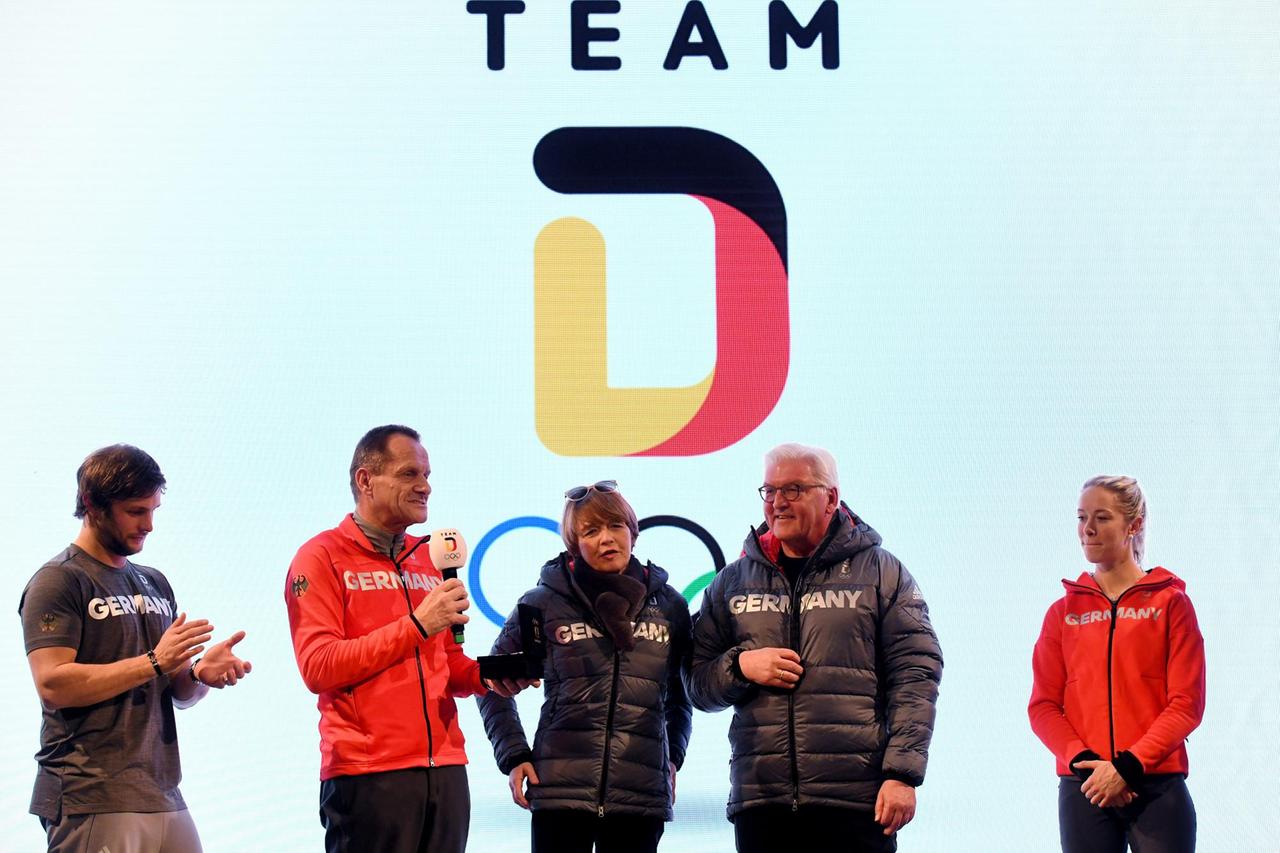 Bundespräsident Steinmeier und seine Frau Elke Büdenbender zu Besuch im Deutschen Haus von Pyeongchang. Bundespräsident Steinmeier und seine Frau Elke Büdenbender zu Besuch im Deutschen Haus von Pyeongchang.