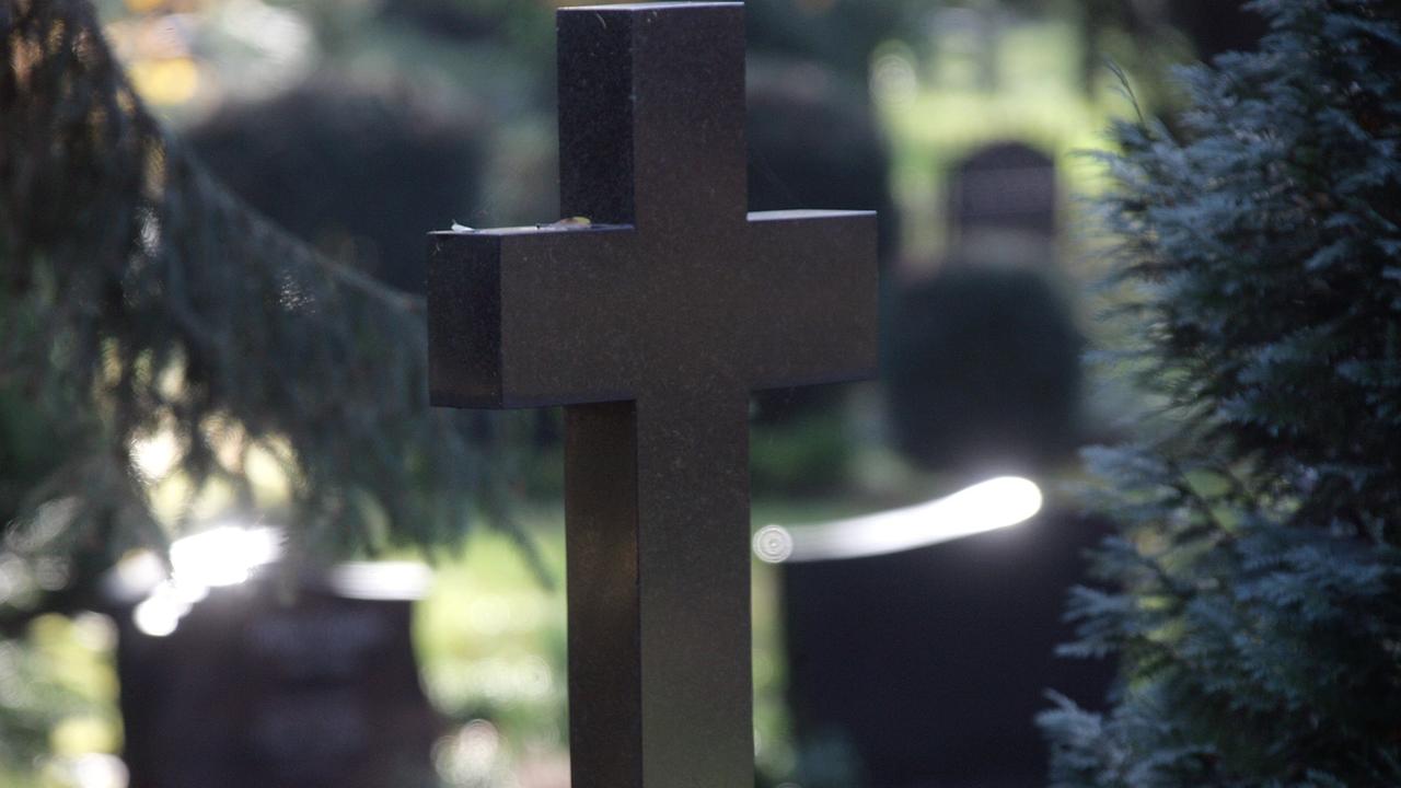 Grabsteine auf einem Friedhof. Grabsteine auf einem Friedhof.
