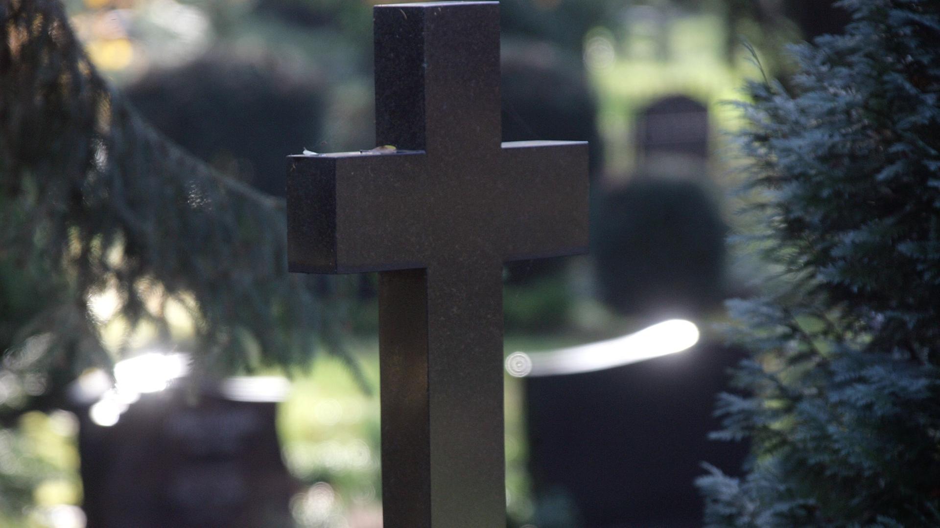 Grabsteine auf dem Alten Friedhof von Schwerin, aufgenommen am Donnerstag (16.11.2006). Am Sonntag (19.11.2006) wird in Deutschland der Volkstrauertag begangen. Traditionell wird an diesem Tag zwei Wochen vor dem ersten Advent der Toten beider Weltkriege und der Nazi-Opfer gedacht. Grabsteine auf dem Alten Friedhof von Schwerin, aufgenommen am Donnerstag (16.11.2006). Am Sonntag (19.11.2006) wird in Deutschland der Volkstrauertag begangen. Traditionell wird an diesem Tag zwei Wochen vor dem ersten Advent der Toten beider Weltkriege und der Nazi-Opfer gedacht.