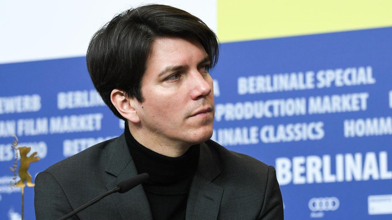 Produzent Jochen Laube schaut nachdenklich zur Seite während der Pressekonferenz zu seinem Berlinale-Beitrag "Berlin Alexanderplatz". Produzent Jochen Laube schaut nachdenklich zur Seite während der Pressekonferenz zu seinem Berlinale-Beitrag "Berlin Alexanderplatz".
