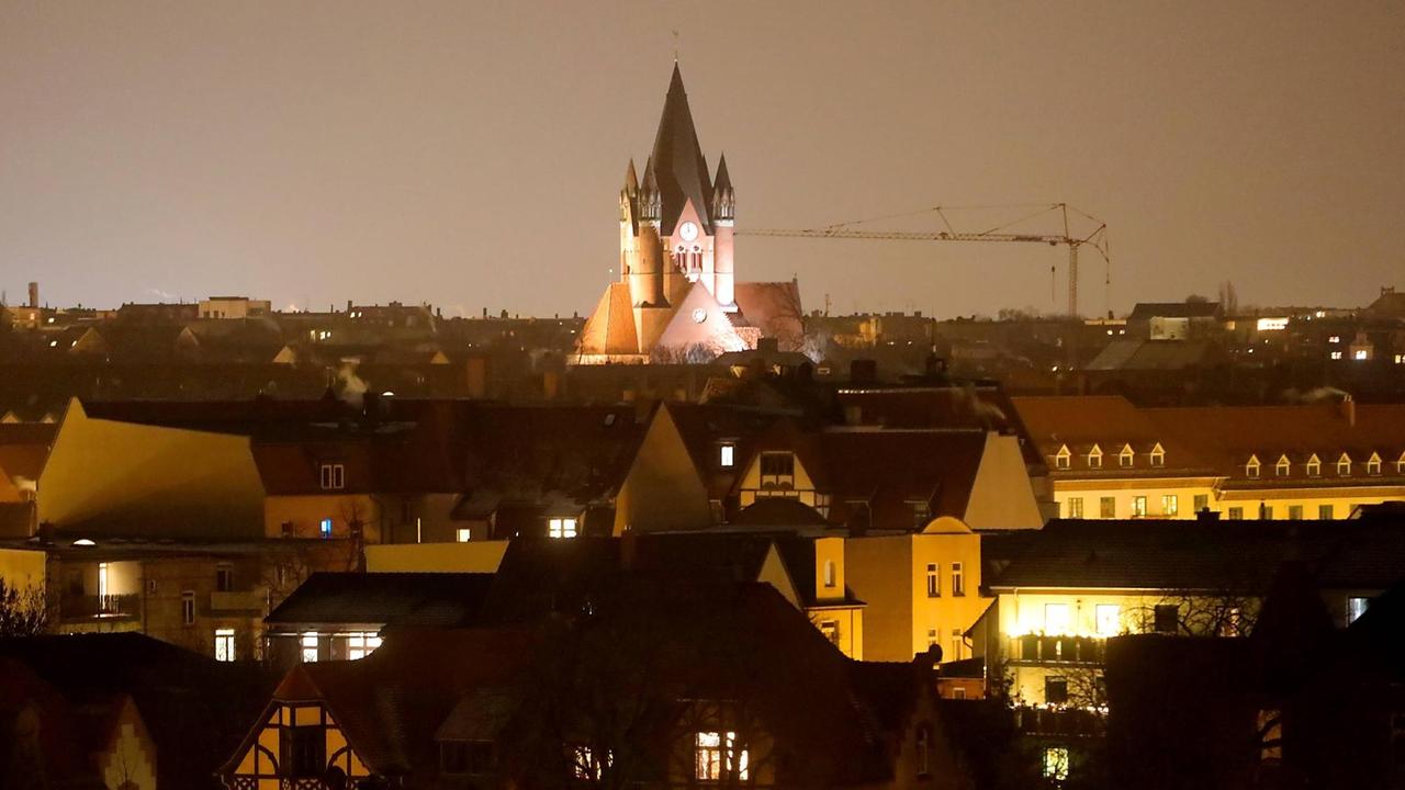 Blick auf das nächtliche Halle an der Saale, in der Mitte ragt die Pauluskirche heraus, im Hintergrund ein Baukran. Blick auf das nächtliche Halle an der Saale, in der Mitte ragt die Pauluskirche heraus, im Hintergrund ein Baukran.
