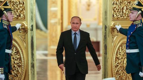Russlands Präsident Wladimir Putin auf dem Weg zu einer Konferenz.