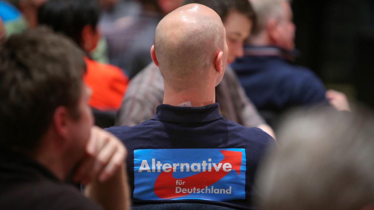 Ein Mitglied der Partei AfD (Alternative für Deutschland) nimmt in Mainz an einer Wahlkampfveranstaltung seiner Partei teil.