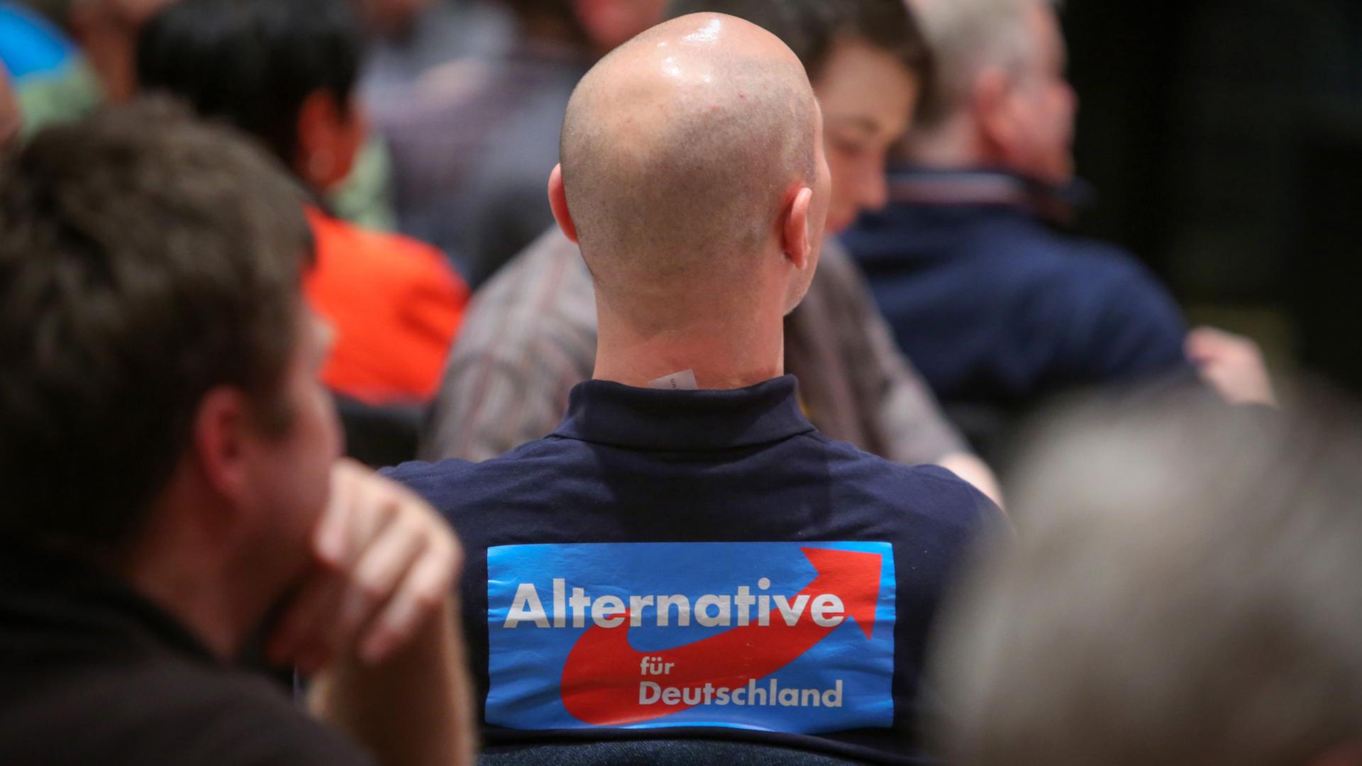 Ein Mitglied der Partei AfD (Alternative für Deutschland) nimmt in Mainz an einer Wahlkampfveranstaltung seiner Partei teil. Ein Mitglied der Partei AfD (Alternative für Deutschland) nimmt in Mainz an einer Wahlkampfveranstaltung seiner Partei teil.