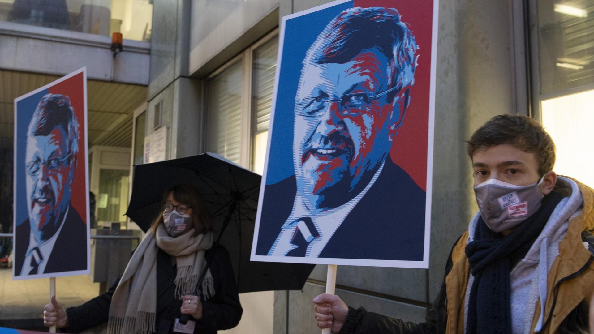 Mit Schildern und Plakaten erinnern Demonstranten vor dem Landgericht Frankfurt am Main an den ermordeten Kasseler Regierungspräsidenten Lübcke. Mit Schildern und Plakaten erinnern Demonstranten vor dem Landgericht Frankfurt am Main an den ermordeten Kasseler Regierungspräsidenten Lübcke.