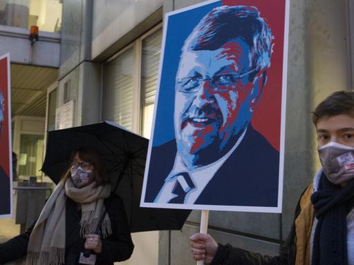 Mit Schildern und Plakaten erinnern Demonstranten vor dem Landgericht Frankfurt am Main an den ermordeten Kasseler Regierungspräsidenten Lübcke.