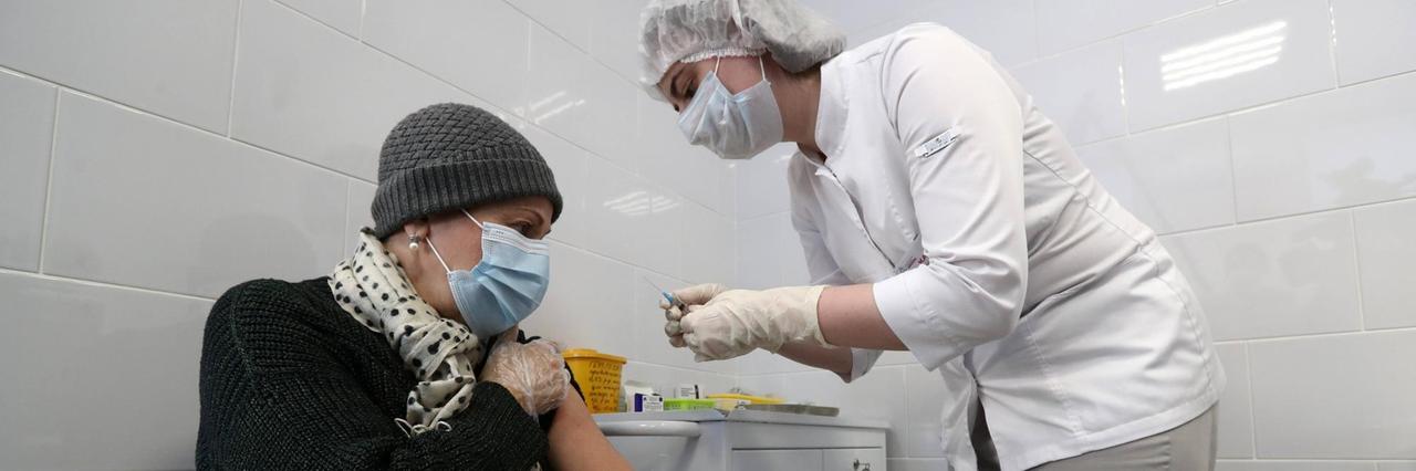 In einer Moskauer Klinik wird eine Corona-Impfung durchgeführt.