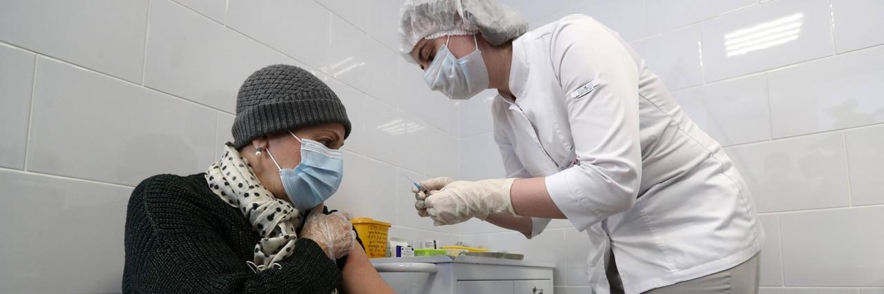 In einer Moskauer Klinik wird eine Corona-Impfung durchgeführt. In einer Moskauer Klinik wird eine Corona-Impfung durchgeführt.