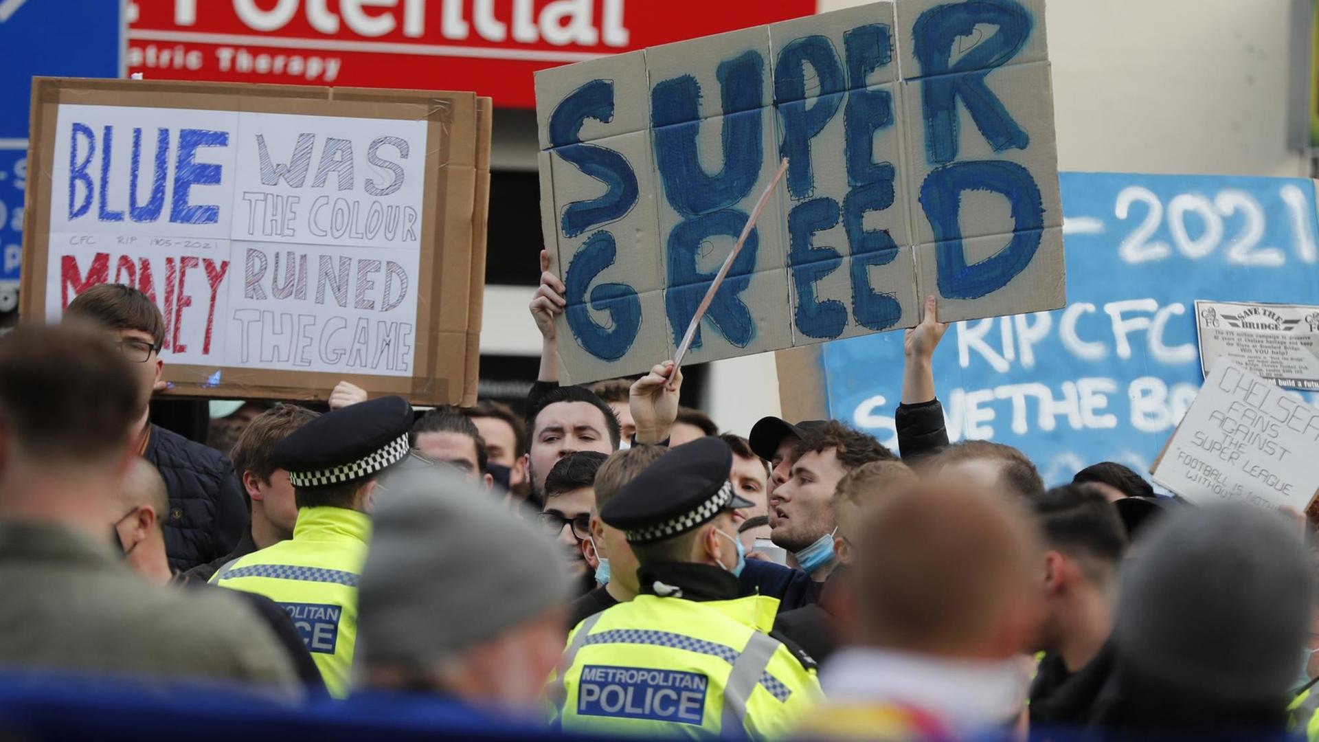 Fans von dem englischen Fußball-Verein Chelsea protestieren in London. Fans von dem englischen Fußball-Verein Chelsea protestieren in London.