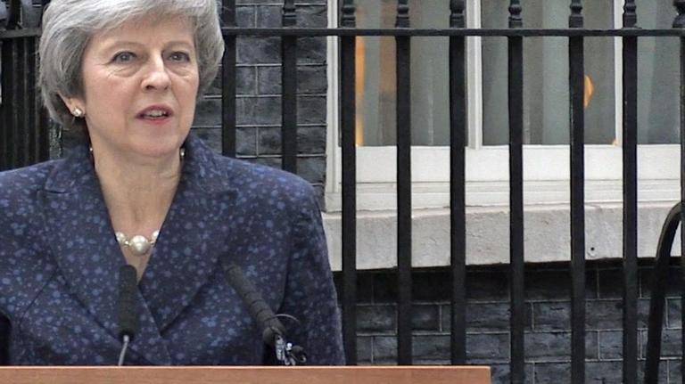 Premierministerin Theresa May gibt vor ihrem Amtssitz eine Erklärung ab. Premierministerin Theresa May gibt vor ihrem Amtssitz eine Erklärung ab.