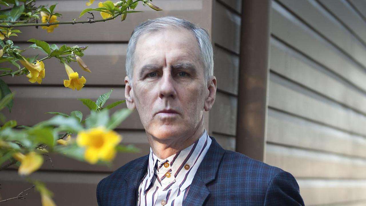 Robert Forster posiert im Anzug Robert Forster posiert im Anzug