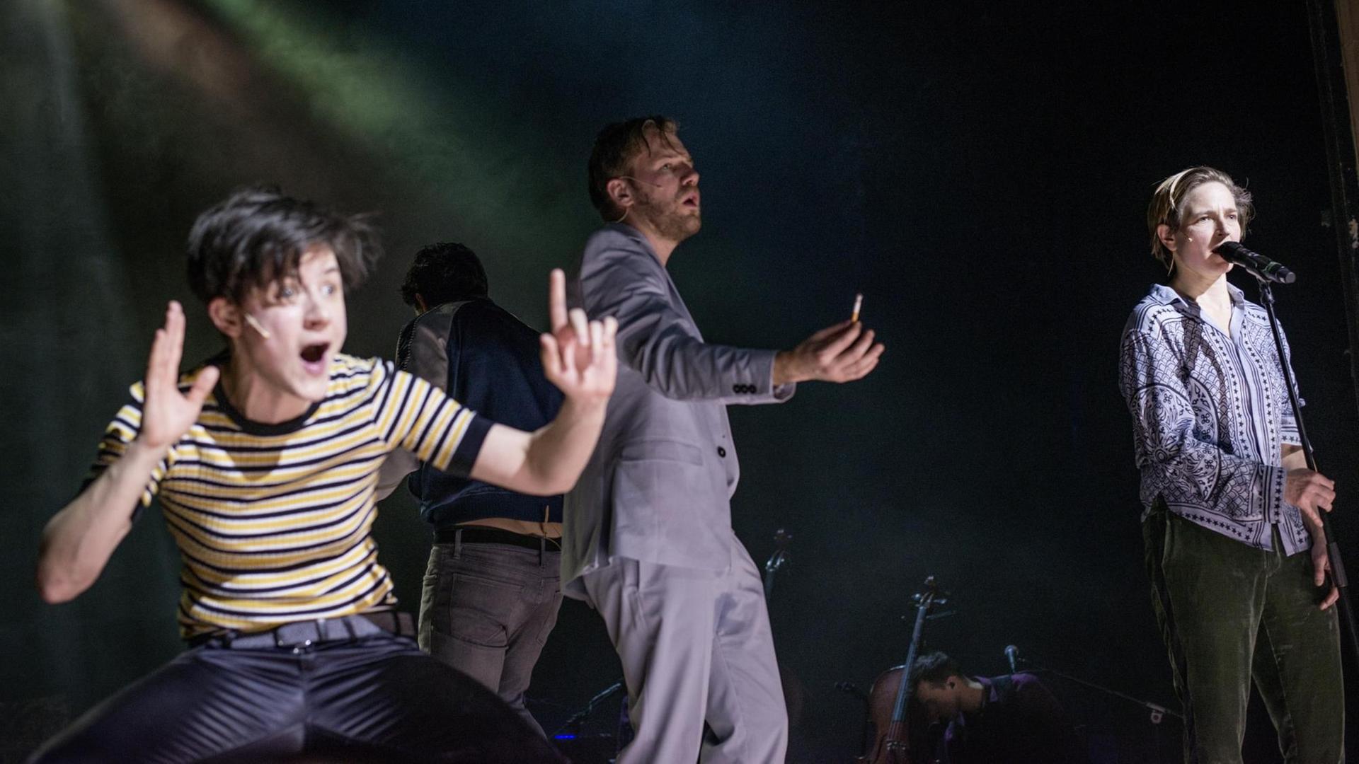 3 Schauspielr stehen am Bühnenrand und gestikulieren, es sind Schauspieler des Berliner Ensembles, sie spielen Benjamin von Stuckrad-Barres "Panikherz" , 3 Schauspielr stehen am Bühnenrand und gestikulieren, es sind Schauspieler des Berliner Ensembles, sie spielen Benjamin von Stuckrad-Barres "Panikherz" ,
