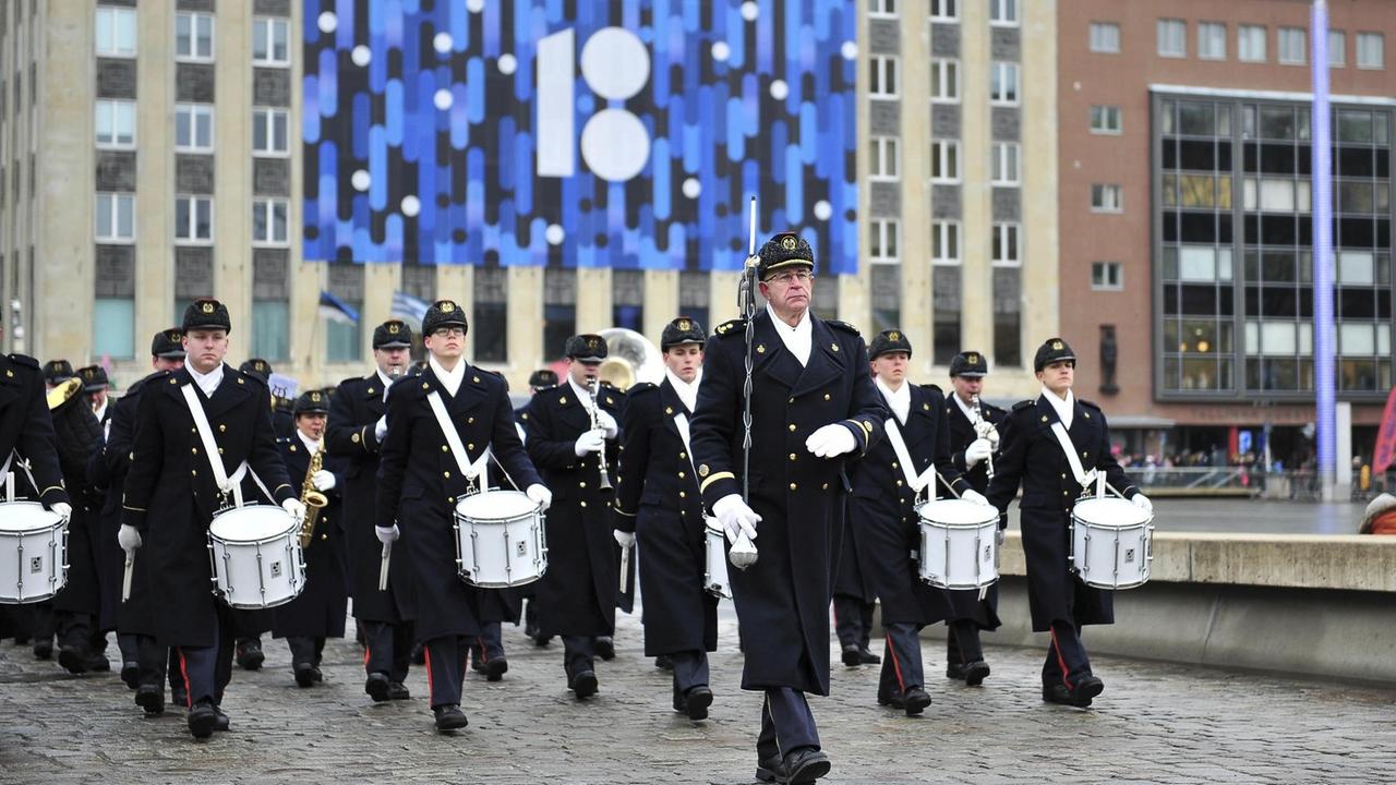 Soldaten marschieren am estnischen Unabhängigkeitstag durch die Hauptstadt Tallinn.
