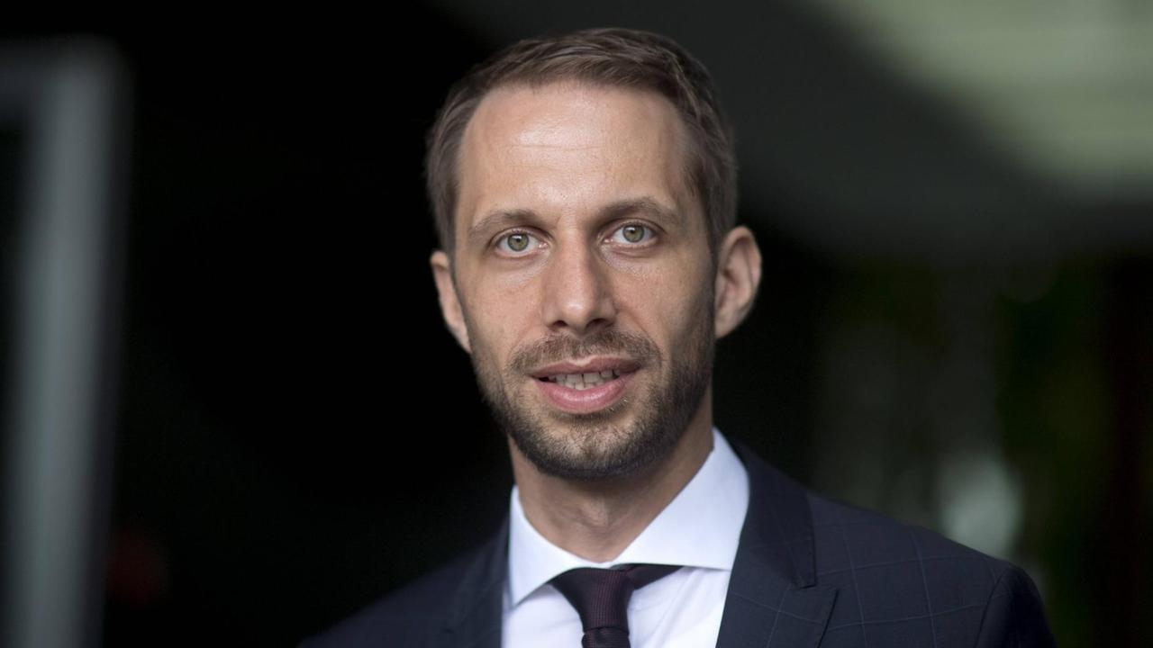 Nikolaos Gazeas, der deutsche Anwalt von Alexej Nawalny schaut in die Kamera Nikolaos Gazeas, der deutsche Anwalt von Alexej Nawalny schaut in die Kamera