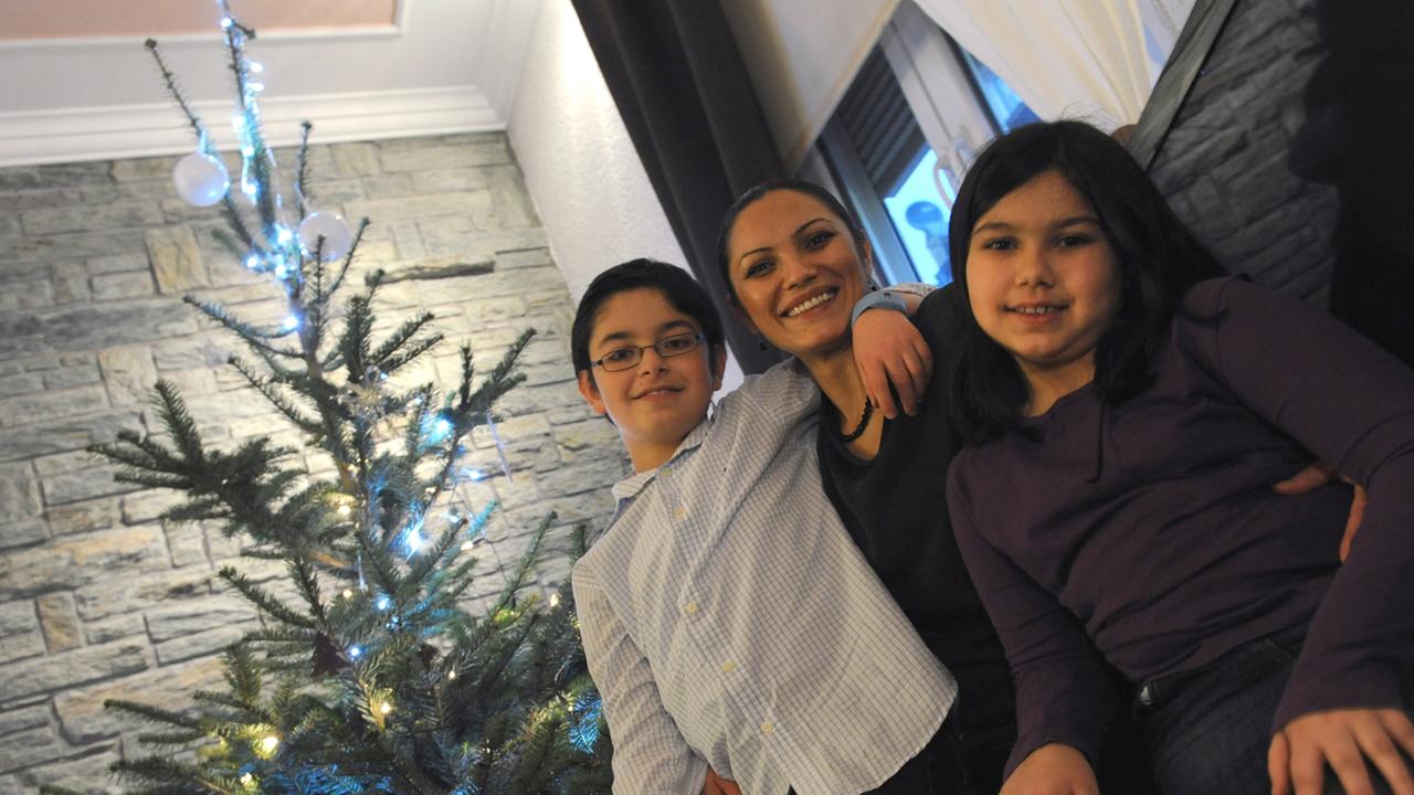 Kader Coban, muslimische Türkin, sitzt zusammen mit ihrer Tochter Ilkim (8, r) und Sohn Kaan (11) am 17.12.2012 in Eltville am Rhein (Hessen) vor ihrem Tannenbaum. Weihnachten ist kein islamischer Feiertag. Doch viele der vier Millionen Muslime in Deutschland erleben das große Fest der Christen nicht religiös, aber kulturell. Kader Coban, muslimische Türkin, sitzt zusammen mit ihrer Tochter Ilkim (8, r) und Sohn Kaan (11) am 17.12.2012 in Eltville am Rhein (Hessen) vor ihrem Tannenbaum. Weihnachten ist kein islamischer Feiertag. Doch viele der vier Millionen Muslime in Deutschland erleben das große Fest der Christen nicht religiös, aber kulturell.