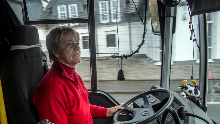 Rosi König am Steuer ihres Linienbusses Rosi König am Steuer ihres Linienbusses