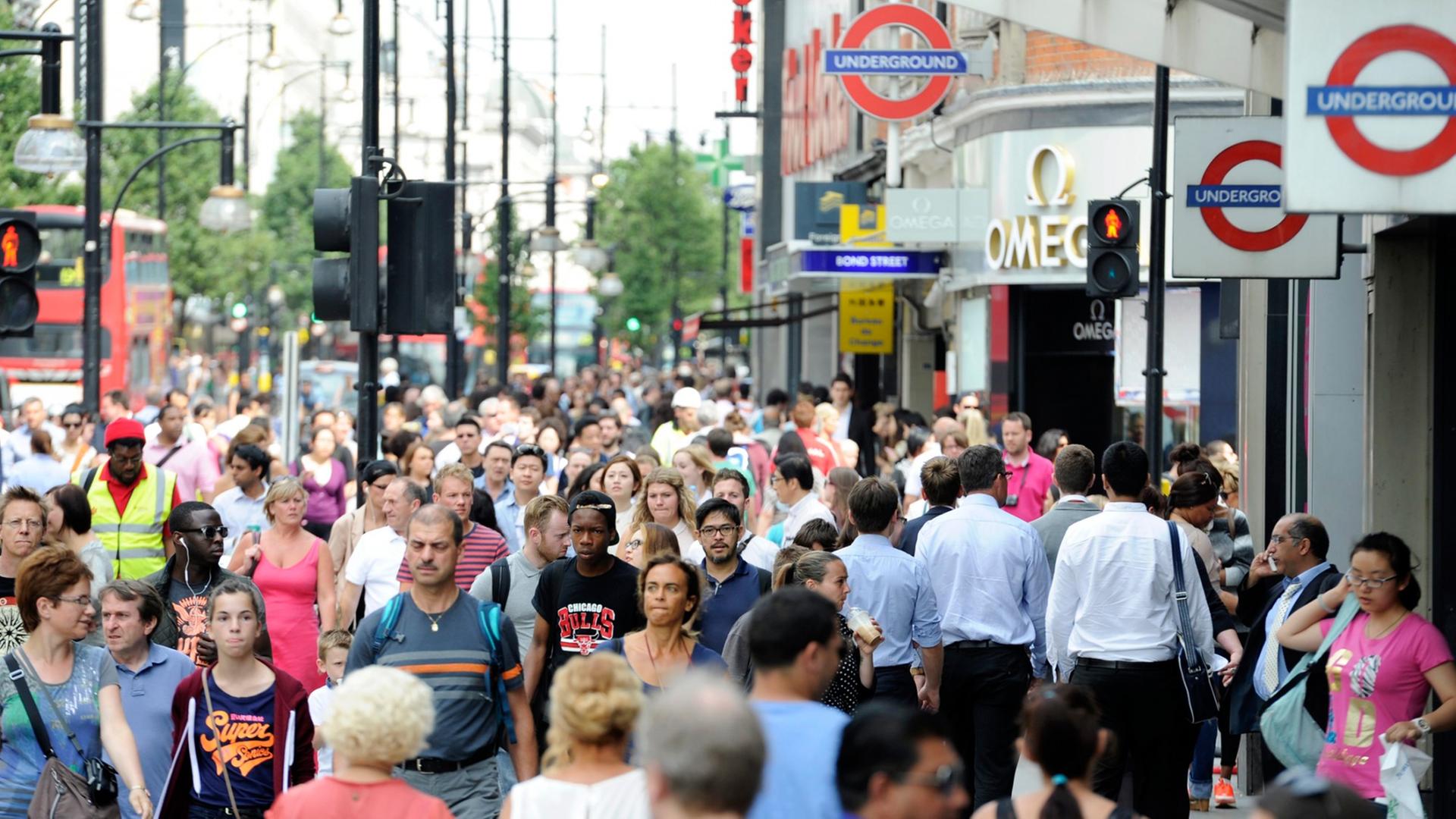 Passanten auf der Oxford Street in London im August 2013 Passanten auf der Oxford Street in London im August 2013