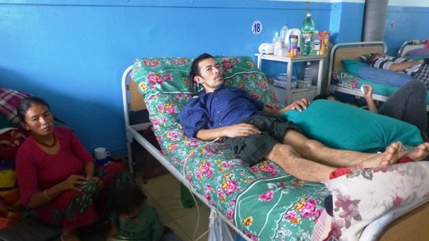 Nanda im Krankenbett. Der Nepali ist seit dem Erdbeben im April 2015 querschnittsgelähmt.