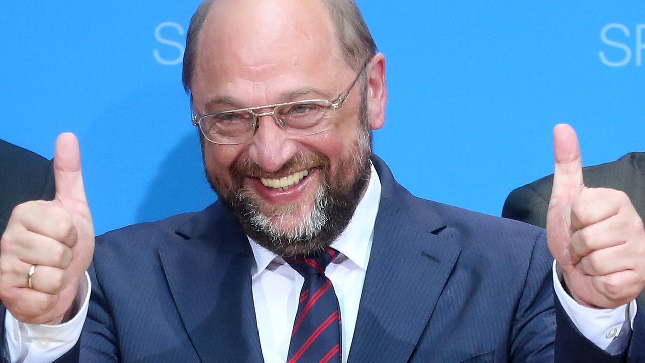 Martin Schulz (SPD) reckt beide Daumen in die Höhe Martin Schulz (SPD) reckt beide Daumen in die Höhe