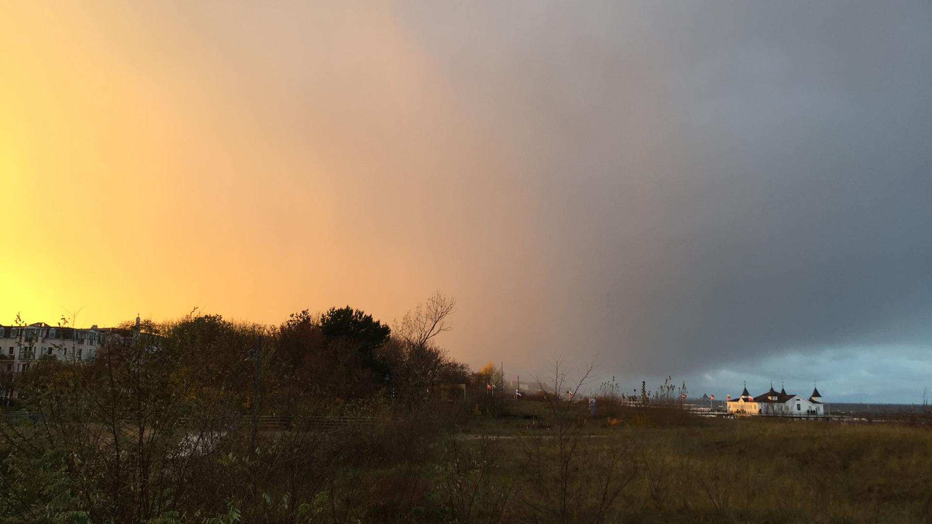 Das Abendlicht lässt die Wolken über der Seebrücke Heringsdorf auf der Ostsee-Insel Usedom in Gelb bis Grau leuchten. Das Abendlicht lässt die Wolken über der Seebrücke Heringsdorf auf der Ostsee-Insel Usedom in Gelb bis Grau leuchten.