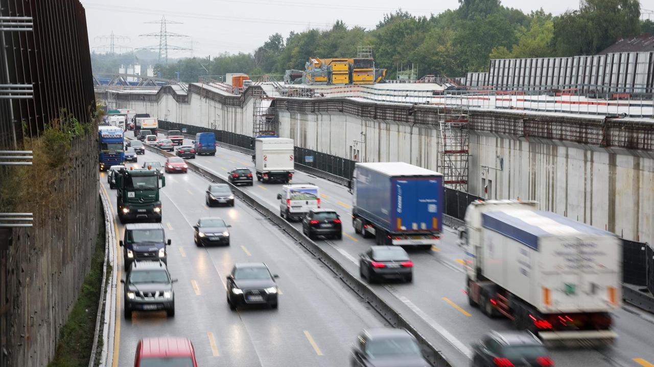 Hamburg: Langsam fließt der Verkehr auf der A7 an der Baustelle des Autobahndeckels Stellingen.