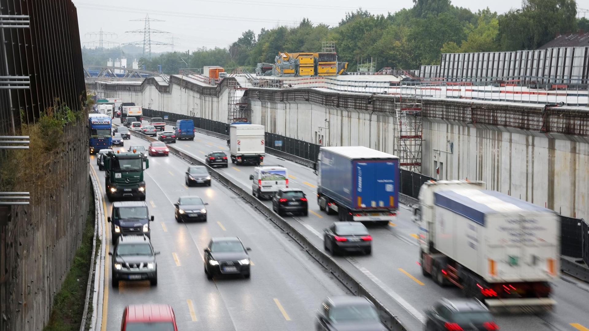 Hamburg: Langsam fließt der Verkehr auf der A7 an der Baustelle des Autobahndeckels Stellingen. Hamburg: Langsam fließt der Verkehr auf der A7 an der Baustelle des Autobahndeckels Stellingen.