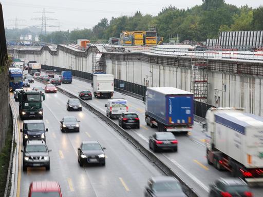 Hamburg: Langsam fließt der Verkehr auf der A7 an der Baustelle des Autobahndeckels Stellingen.