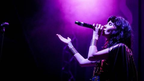 Die türkische Sängerin Gaye Su Akyol bei einem Auftritt im Rahmen des Festivals Musicas do Mundo in Sines, Portugal.